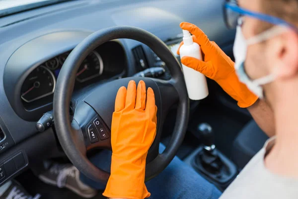 Der Fahrer Trägt Eine Medizinische Schutzmaske Und Hält Ein Desinfektionsspray — Stockfoto