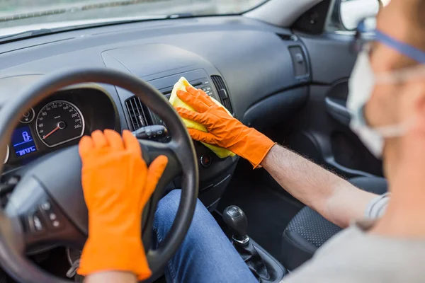 Conductor Con Máscara Médica Guantes Protectores Limpiando Interior Del Coche Fotos De Stock