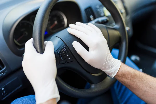 Hombre Manos Guantes Médicos Protección Volante Conductor Del Coche Coronavirus — Foto de Stock