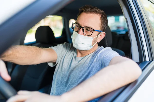 Conductor Masculino Con Mascarilla Protectora Dentro Del Coche — Foto de Stock