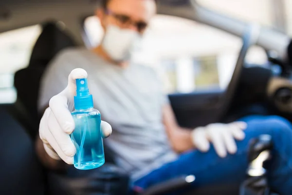 Mann Fahrer Schutzmaske Mit Gummihandschuhen Die Alkohol Desinfektionsmittel Sprayer Covid — Stockfoto
