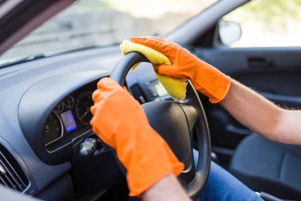 Руки Захисних Рукавичках Очищення Керма Автомобіля Мікрофібри — стокове фото