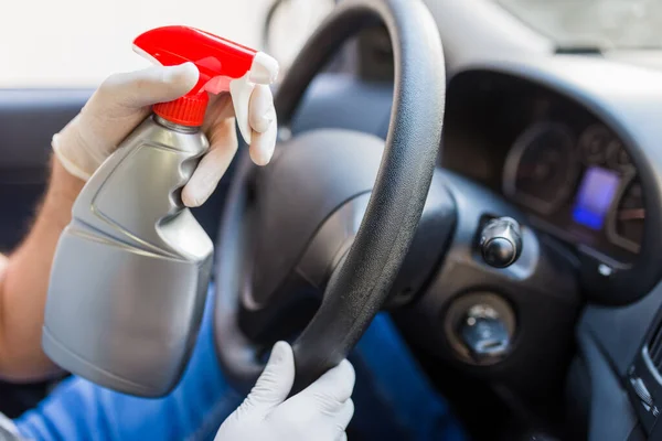 Fahrer Trägt Schutzhandschuhe Und Sprüht Desinfektionsmittel Auf Auto Lenkrad Infektionen — Stockfoto