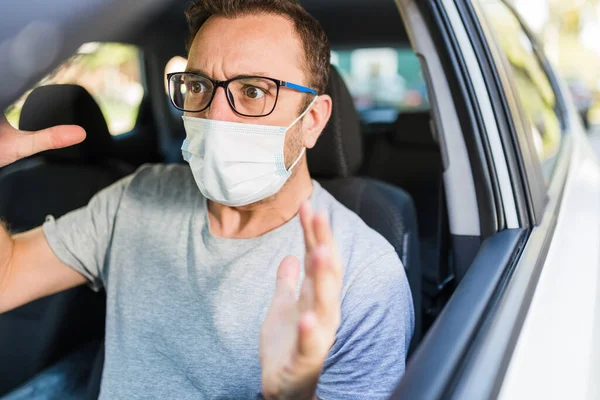 Conductor Masculino Con Mascarilla Protectora Bajo Estrés Dentro Del Coche Imágenes De Stock Sin Royalties Gratis