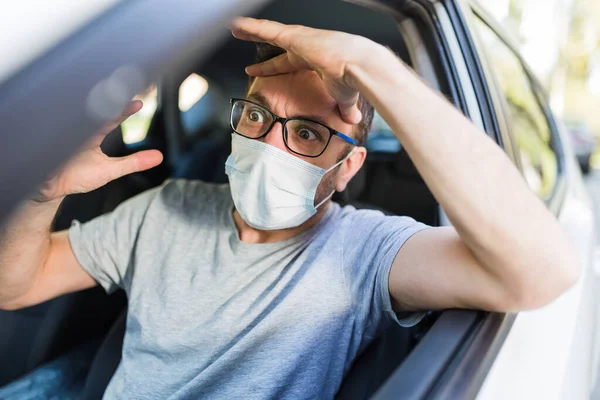 Retrato Del Hombre Frustrado Con Máscara Quirúrgica Mientras Conduce Coche — Foto de Stock