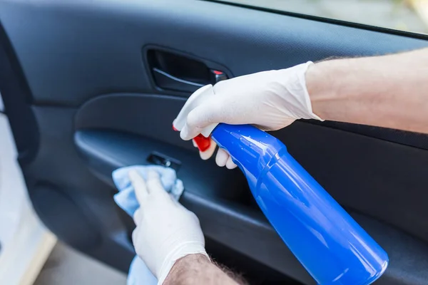 Innenraum Reinigen Und Mit Desinfektionsflüssigkeit Besprühen Hände Gummischutzhandschuhen Desinfizieren Fahrzeug — Stockfoto