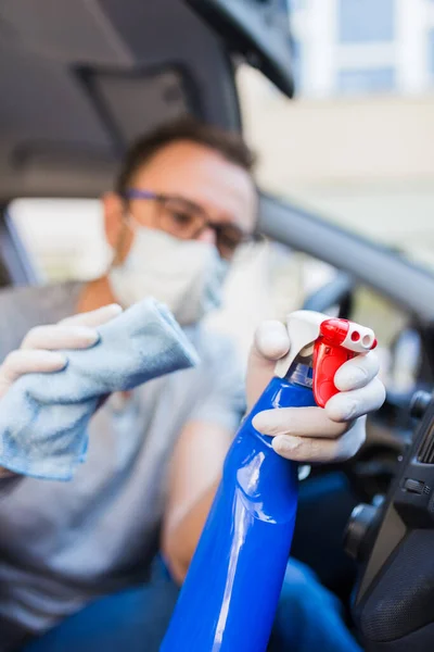 Mann Trägt Medizinische Maske Und Reinigt Auto Luftkanal Mit Mikrofasertuch — Stockfoto