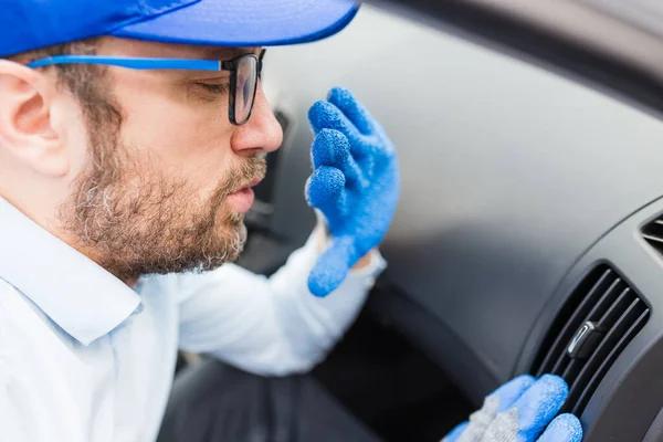 Працівник Обслуговування Автомобілів Відчуває Поганий Запах Від Системи Кондиціонування Концепція — стокове фото