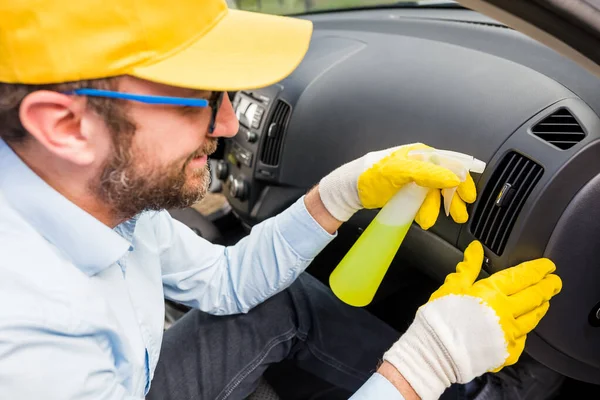 Mann Reinigt Auto Luftkanal Und Sprüht Mit Desinfektionsflüssigkeit — Stockfoto