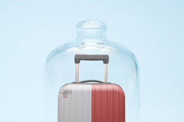 Karantinada Malta bayrağı tasarımı ile bavul minimal yaratıcı koronavirüs seyahat kısıtlaması konsepti.