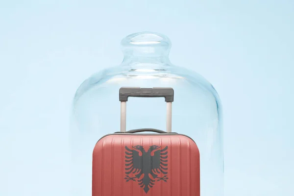 Walizka Projektem Bandery Albańskiej Kwarantannie Minimalna Kreatywna Koncepcja Ograniczenia Podróży — Zdjęcie stockowe