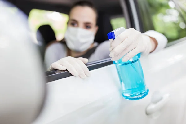 Porträt Einer Frau Mit Chirurgenmaske Die Auto Sitzt Und Sprühdesinfektionsmittel — Stockfoto