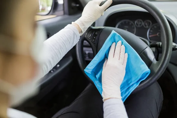 Frau Mit Maske Trägt Schutzhandschuhe Und Reinigt Autolenkrad Mit Mikrofasertuch — Stockfoto