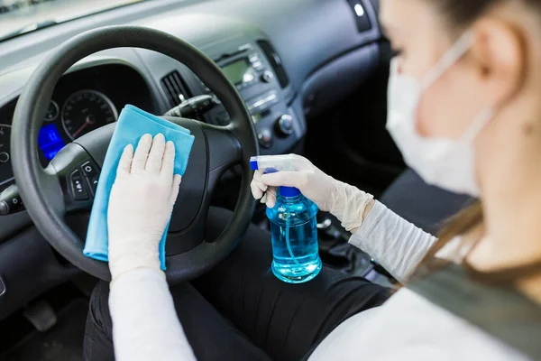 Arbeiterin Mit Mundschutz Reinigt Autolenkrad Mit Mikrofasertuch Und Hält Sprühflasche — Stockfoto