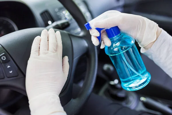 Hände Medizinischen Gummihandschuhen Mit Sprühflaschendesinfektionsmittel Das Lenkrad Vor Bakterien Schützen — Stockfoto
