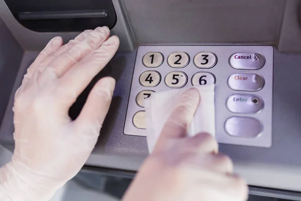 Koruyucu Tıbbi Eldiven Giyip Islak Mendille Atm Klavyesini Temizleyen Ellere — Stok fotoğraf