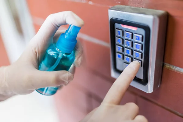 Hand Handschuhe Mit Sprühflaschen Desinfektionsmittel Und Drücken Der Code Taste — Stockfoto