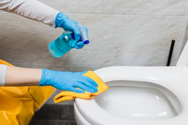 Gros Plan Des Mains Féminines Dans Des Gants Caoutchouc Nettoyant — Photo