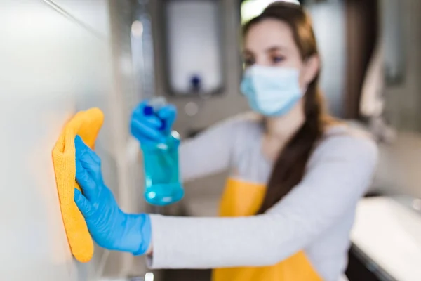 Primer Plano Mujer Con Máscara Protectora Limpieza Puerta Del Baño —  Fotos de Stock