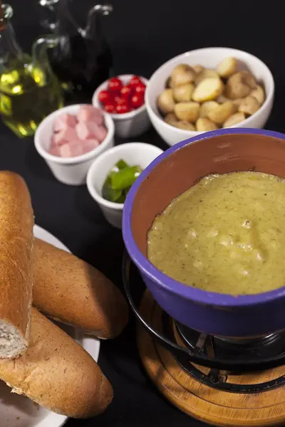 Chesse fondü pesto sos ile.