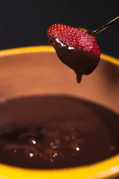 Çilekli çikolatalı fondü.