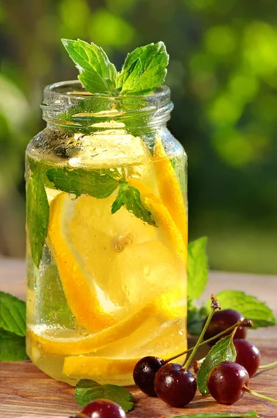 Nane ve limon ve çilek ile su. Diyet içecekler