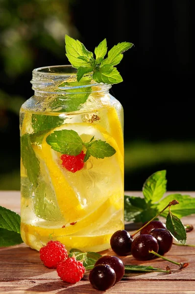 Nane ve limon ve çilek ile su. Diyet içecekler