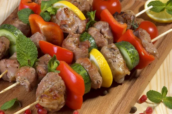 beyaz zemin üzerinde şiş kebap