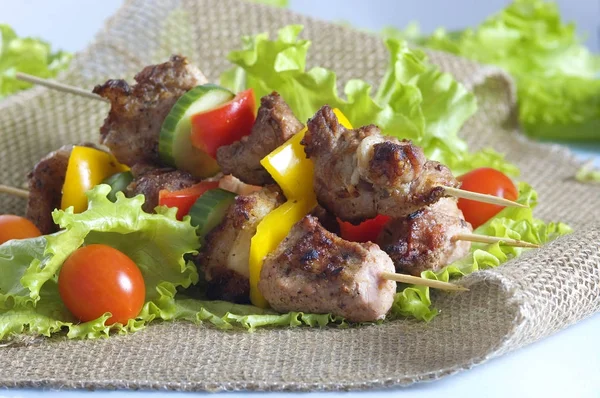 beyaz zemin üzerinde şiş kebap