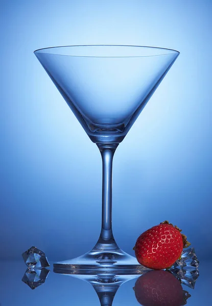 Martini cam çilek ve buz ile boş