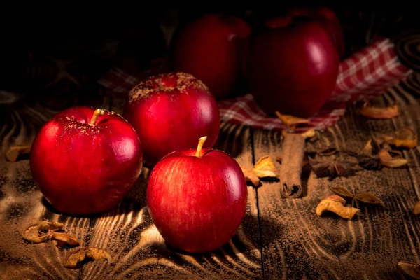 Äpplen på trä bakgrund — Stockfoto