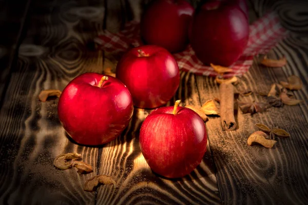 Äpfel auf Holzgrund — Stockfoto