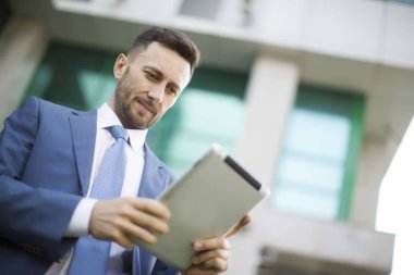 zarif işadamı tablet ile çalışma