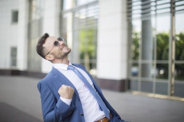 işletme binası ile yürüyen başarılı adam