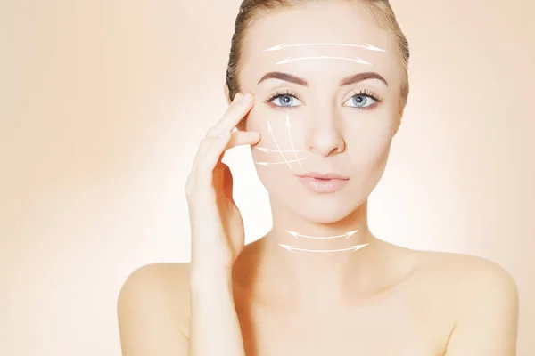 Mulher com marcas de cirurgia no rosto — Fotografia de Stock