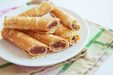gözleme ile plaka üzerinde dolgu çikolata rulolar