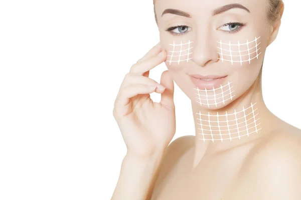 Close-up van vrouwelijke volwassene met merken op huid voor cosmetische medische procedures — Stockfoto