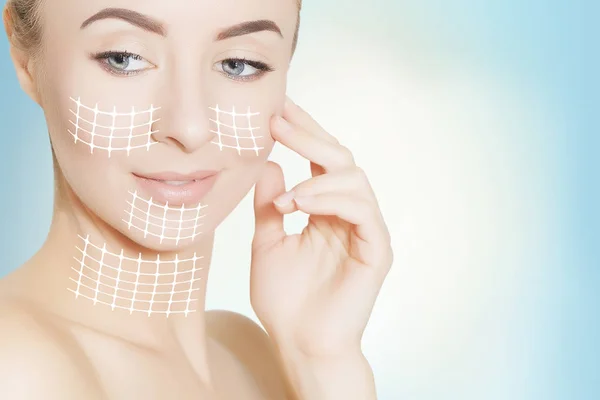 Close-up van vrouwelijke volwassene met merken op huid voor cosmetische medische procedures — Stockfoto