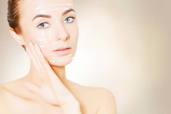 Renoveras hud concpet. kvinna face porträtt med lyft märken — Stockfoto