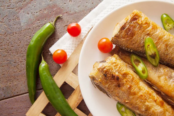 biber ve domates plaka ile kızarmış tirsi balığı