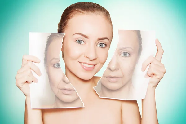 Woman breaks photo with her old face and demonstrating pure skin — Stock Photo, Image