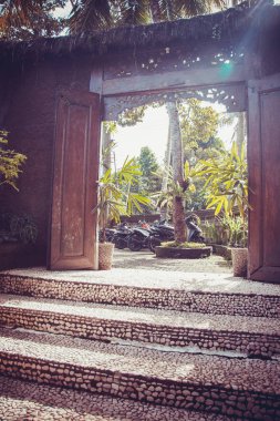 Bali dili Hint mimarisi tapınak ve yeşil orman