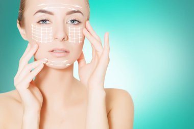  Ameliyat izleri mavi arka plan ile yüz