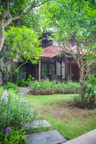 Idilli villa és utak, a trópusi junglein, Bali, Indonézia — Stock Fotó