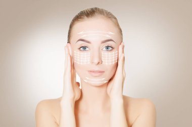  genç kadın yüz işaretleri ve bej okları ile