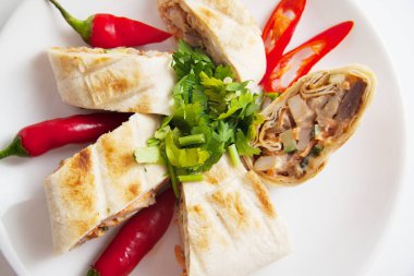 Ermeni shawarma rulo plaka üzerinde