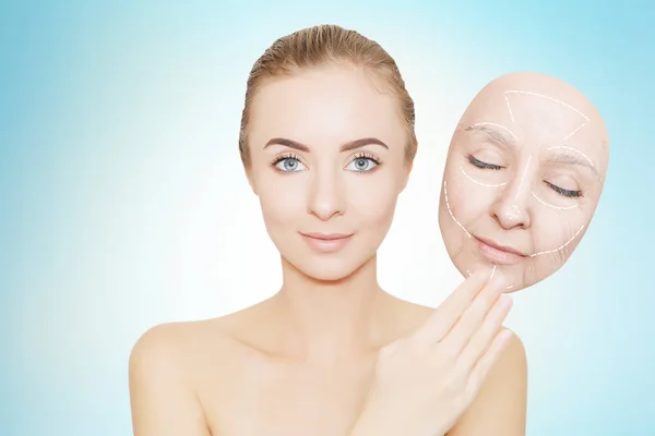 Woman releases her face from wrinkles and bad skin — Stock Photo, Image