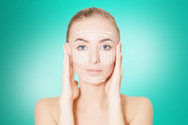 genç kadın yüz işaretleri ve mavi okları ile