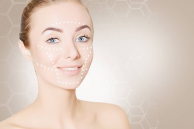  genç kadın yüz işaretleri ve bej okları ile