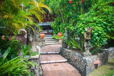 Bali dili Hint mimarisi tapınak ve yeşil orman